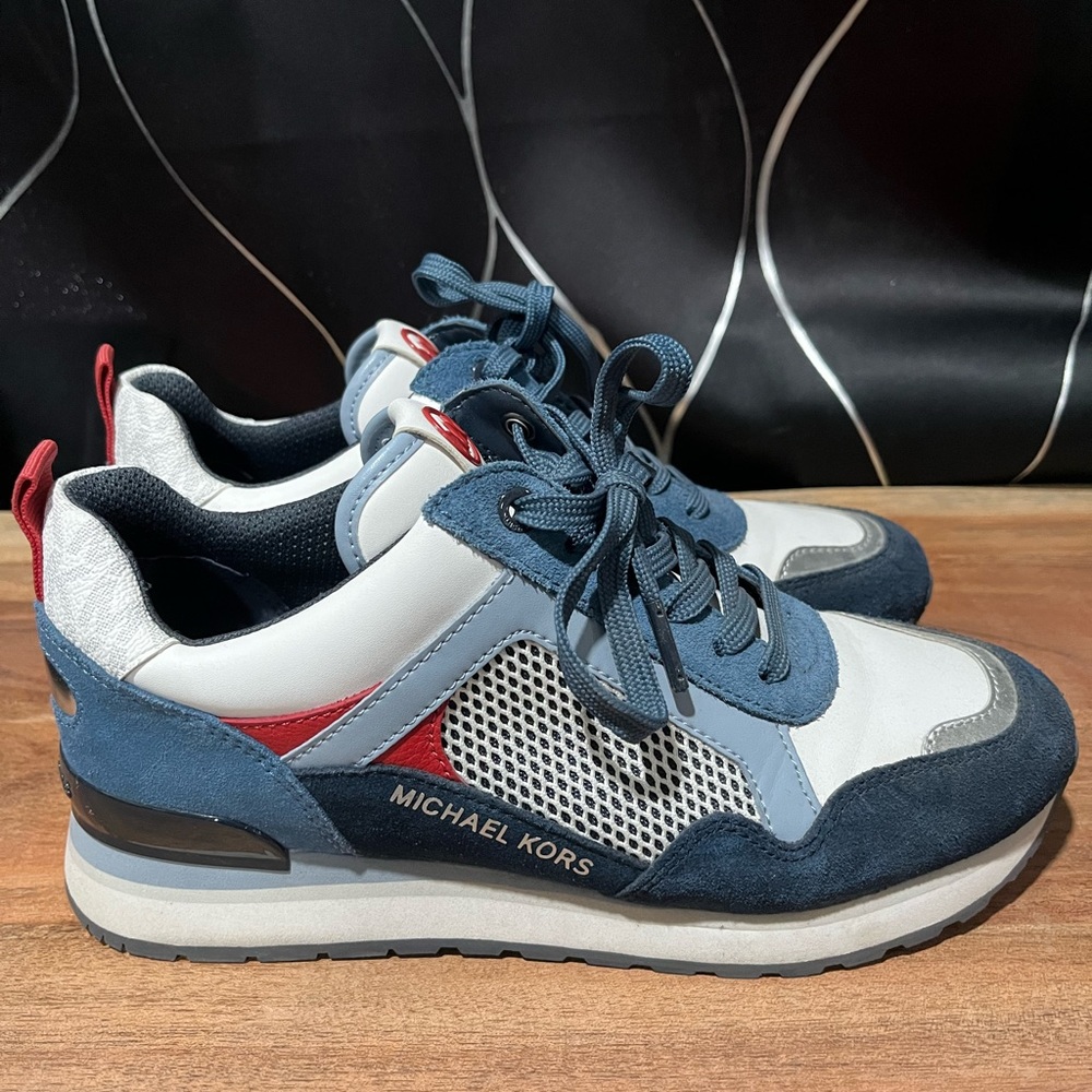 Michael Kors Sneakers size 8 in women’s. Only been worn a few times.